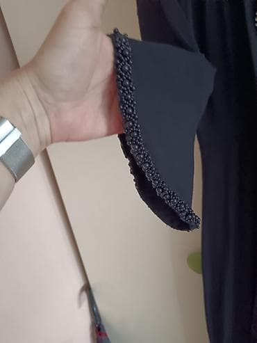 obuća perla: Elegantna duga crna haljina sa rukavima 3/4 i raskošnim detaljima. - — 3