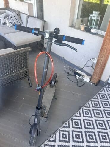 Trotineti, skejtbordovi i hoverbordovi: Električni trotinet – gradski model - Boja: crna, sa plavim detaljima