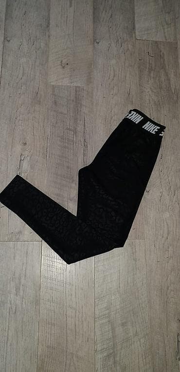 zenske sandale akcija: Nike ženske helanke – crne sa suptilnim animal printom. Elastični — 4