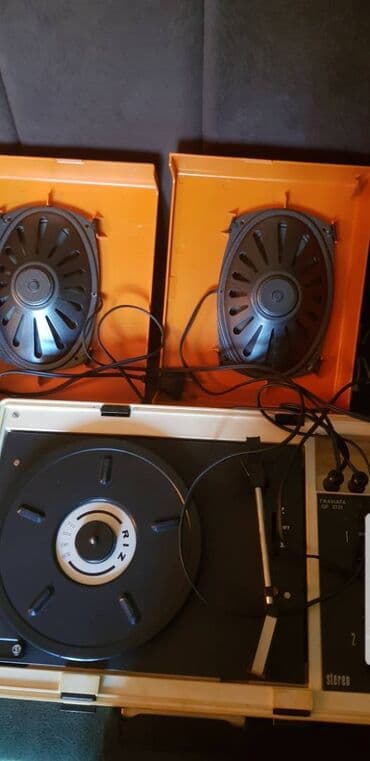 gitarska pojačala: Gramofon u obliku kofera,"RIz,",model "Traviata",neispravna ručica sa — 2