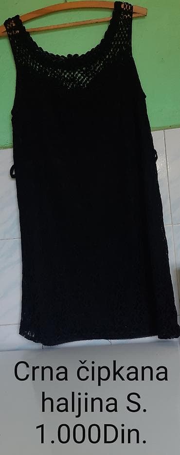 parka h: Crna čipkana haljina – veličina S - Model: kratka haljina bez rukava — 1