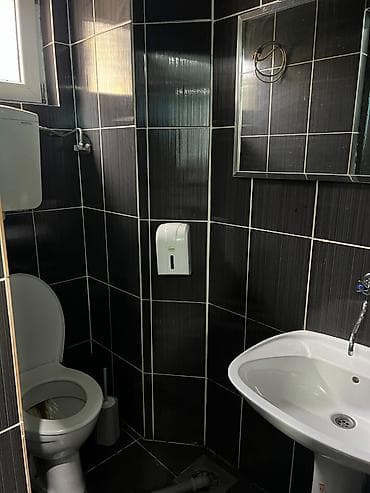 beograd sobe izdavanje: Izdajem lokal 65 m2. Nalazi se u ulici Mice Radakovica 2 J u — 3