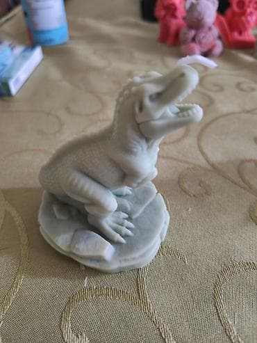 boja krem: Dekorativna figurica dinosaurusa – detaljno modeliran reptil u sedećem — 1