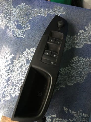 komutator golf 2: Audi Q7 levi rukohvat konzola sa prekidačima prozora i retrovizora — 1