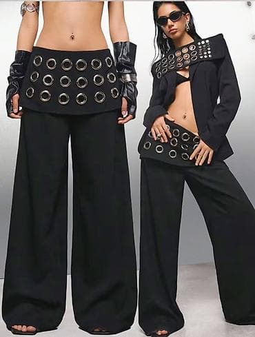 - Crne široke pantalone sa visokim pojasom ukrašenim velikim metalnim