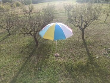 značke cena: Veliki suncobran prečnika oko 2,5m sa betonskim postoljem. Nikad nije — 2