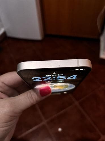 prodaja telefona polovnih: Apple iPhone 13 – bele boje - Ekran: 6.1" Super stanje telefona — 8