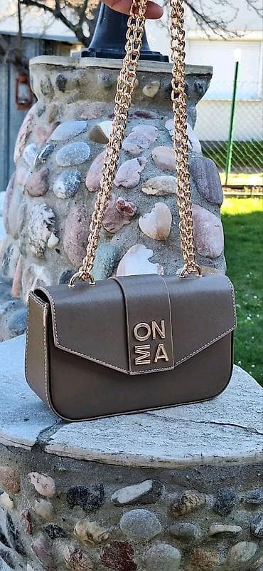 dzak za paketic: Ženska torbica preko ramena sa zlatnim lancem - Model: kompaktna — 1