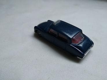 stranger things kinder joy likovi: Kinder taxi Citroen ID19 i Mercedes taxi ocuvani, farovi na ID19 nisu — 3