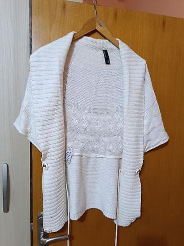 klompe na platformu: Crvena bluza 500, veličina S/M, beli kardigan 500 din — 2