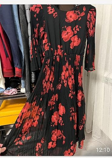 Ženska haljina – crna sa crvenim cvetnim printom - Model: midi — 1