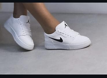 plave sandale na stiklu: Bele sportske patike sa crnim Swoosh detaljem - Niski model, klasičan — 1