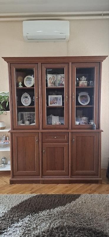 Dvodelna vitrina iz KENT kolekcije u fantasticnom stanju Frontovi