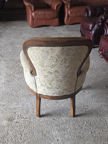 yisk namestaj: Stilska fotelja sa drvenim ramom i floralnim štofom - Klasičan dizajn — 2