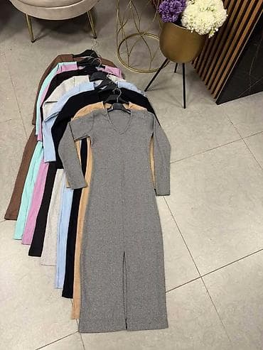 Dukserice: Rebrasta pletena haljina sa dugim rukavima i V-izrezom. Midi dužina sa — 9