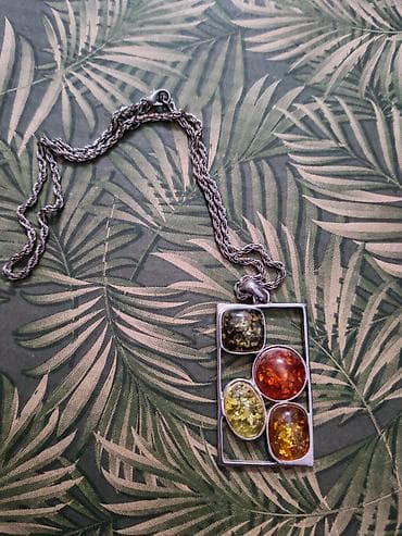 Srebrna ogrlica sa privjeskom od ćilibara - Materijal: srebro (lančić