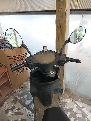 polovne auto gume u nišu i okolini: Prodajem elektricni skuter sa 5 baterije sve radi dobro ide 250 — 4