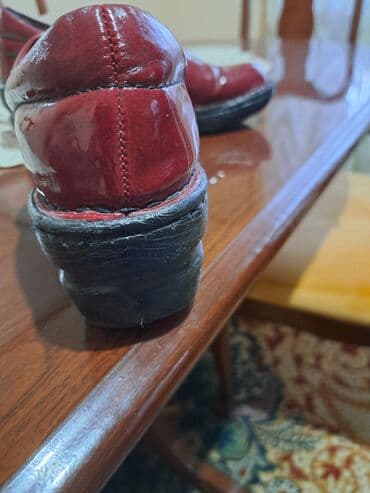 dzemper sa kapuljacom: Ženske klompe/cokule Bolo – bordo lak koža - Brend: Bolo (metalni — 3