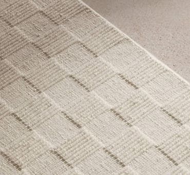 majcino krilo za bebe: Ručno tkan tepih u krem/bež nijansi sa reljefnim geometrijskim uzorkom — 4