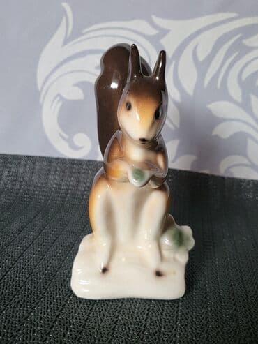 velike svece: Porcelanska nova figura veverice 70te. Figura nova sve na njoj je — 1