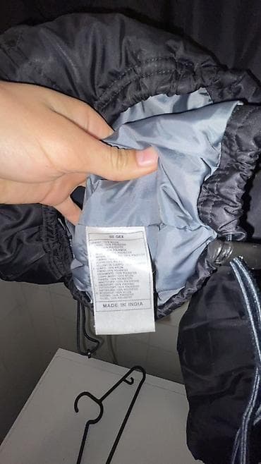 majice l: Crna Nike sportska jakna sa visokim kragnom i punjenjem za hladnije — 4