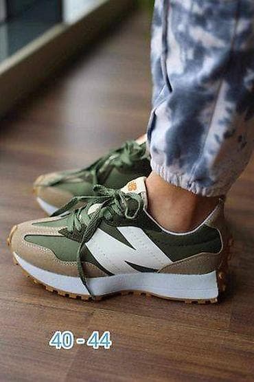 metro bele patike: New Balance

cena 4000 dinara — 3