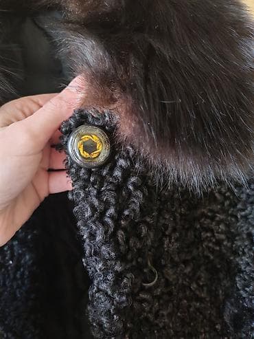 za kosu: Ženska bunda/jakna od crnog karakul krzna sa bogatim krznenim — 2