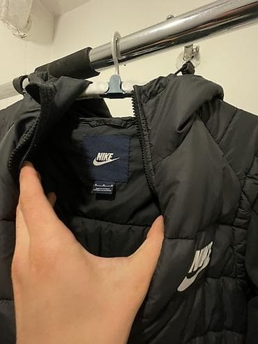 kaputi sa krznom: Nike muška jakna sa kapuljačom – crna - Model: lagano postavljena — 2