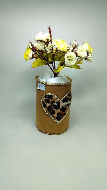 Dekorativna aranžmanska saksija sa veštačkim belim ružama - Aranžman