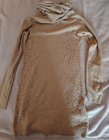 helanke 116: Džemper–haljina sa rol kragnom, bež boje, ukrašena sitnim zlatnim — 3