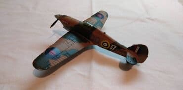 grb crvena zvezda slike: Avion Amercom Hawker Hurricane MkI Starter Set 1:72 postolje osteceno — 3