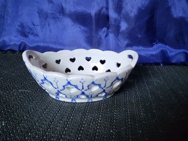 porcelanske solje za caj: Porcelanska nova,vintaz korpica. Korpica bez ostecenja,sve na njoj — 1