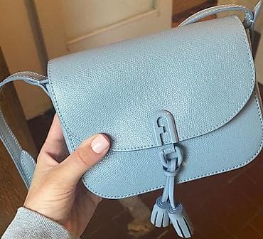 torba dimenzije x: Furla. Avio boja. Slikana je na više vrsta osvetljenja. Uz torbu se — 1