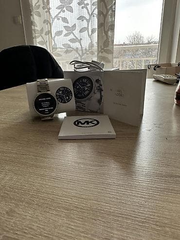 grejac za ledja: Michael Kors Access pametni sat – ženski model sa čeličnom narukvicom — 1