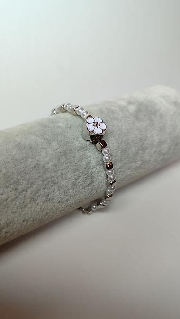 perika cena: Elegantna narukvica sa bisernim perlama i metalnim kockastim perlama u — 1