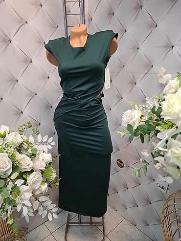 elegantni kombinezon: Elegantna ženska midi haljina bez rukava sa naglašenim ramenima i — 2