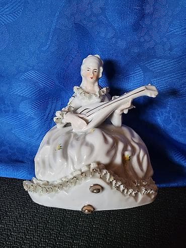 ukrasne figure: Nemacka nova figura dama sa mandolinom iz 70ih godina. Porcelanska — 7