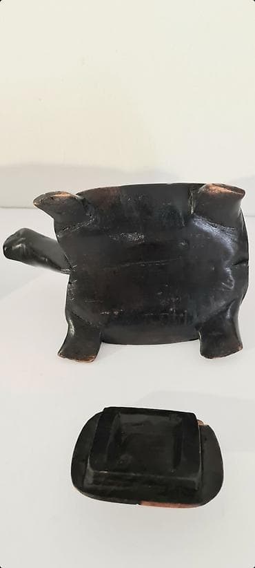 Ureznice: - Po jednoj ceni, na prodaju dve drvene kutijice u obliku kornjača. - — 8