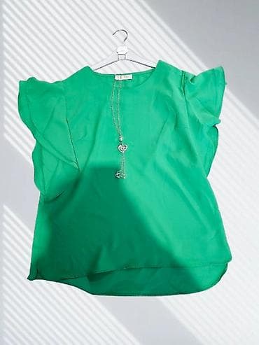 komplet pantalone i kosulja: Zelena ženska bluza sa kratkim, lepršavim rukavima. Razni brojevi — 1