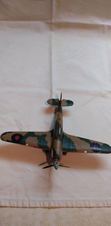 grb crvena zvezda slike: Avion Amercom Hawker Hurricane MkI Starter Set 1:72 postolje osteceno — 2