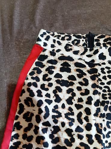 zimska jakna s: Ženske pantalone sa leopard printom i crvenim bočnim trakama - Model — 5
