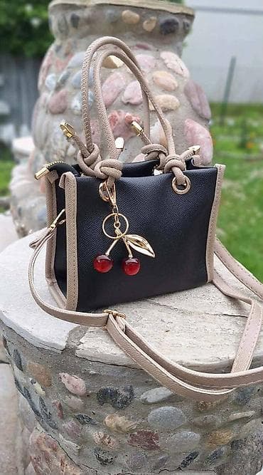 mona mala crna torba: Ženska torba sa visećim privezakom trešanja - Model: mini/compact — 1