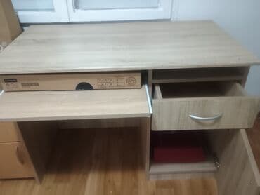 stolovi za vrtice: Radni/računarski sto od iverice u dekoru svetlog hrasta. - Prostrana — 2