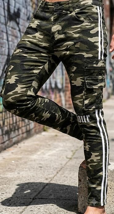 Muške kamuflažne cargo pantalone sa sportskim detaljima. - Dizajn