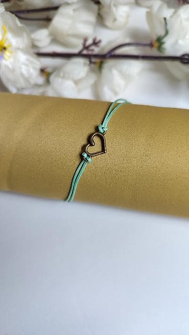 satovi i nakit: Minimalistička narukvica sa privjeskom srce - Tanka, dvostruka — 1