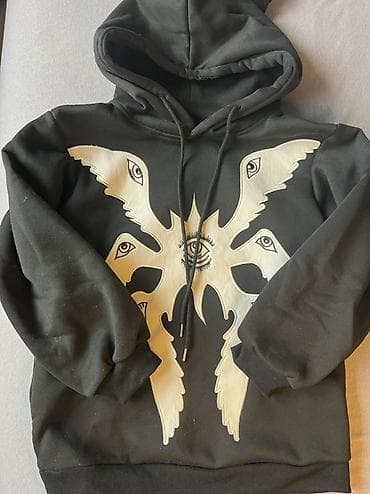 Crna dukserica sa kapuljačom i učkurom, prepoznatljivog grafičkog