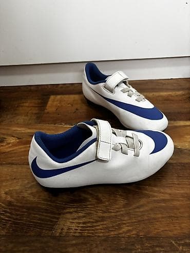 beli uniforma: Dečje fudbalske kopačke Nike – bela osnova sa plavim Swoosh logom. - — 8