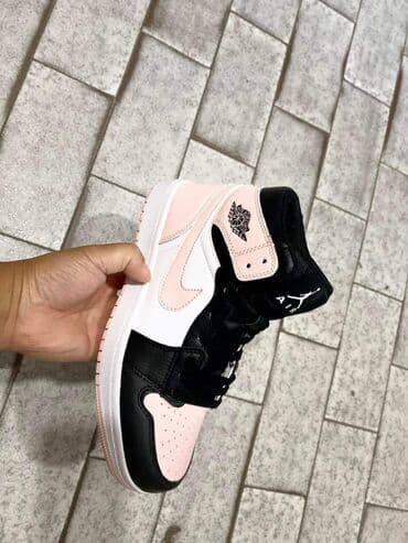 bele patike i odelo: Patike — 6