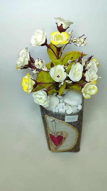 cebe sa kapuljacom: Dekorativna aranžirana veštačka cvetna kompozicija u saksiji. - — 4