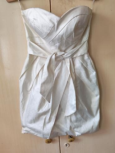 satenski top: Elegantna bela mini haljina bez bretela, korsetski gornji deo sa — 1